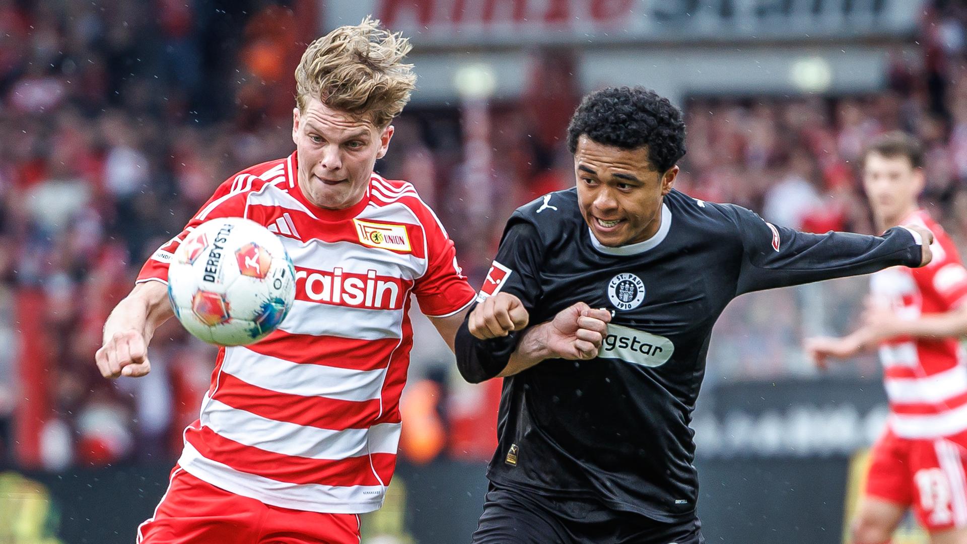 Andras Schäfer von Union Berlin kämpft mit Joel Chima Fujita von St. Pauli um den Ball. Andras Schäfer von Union Berlin kämpft mit Joel Chima Fujita von St. Pauli um den Ball.