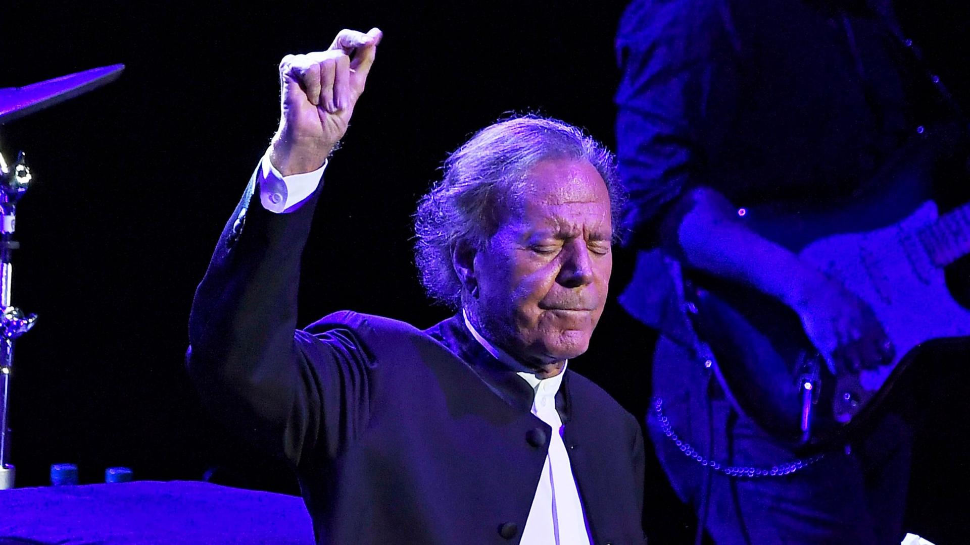 Julio Iglesias steht 2019 in der Royal Albert Hall auf der Bühne.