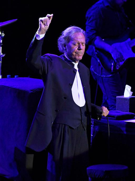 Julio Iglesias steht 2019 in der Royal Albert Hall auf der Bühne.