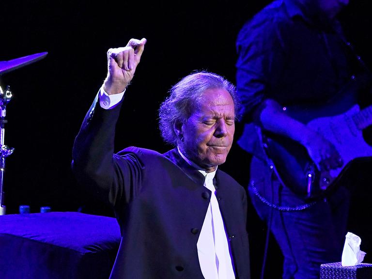 Julio Iglesias steht 2019 in der Royal Albert Hall auf der Bühne.