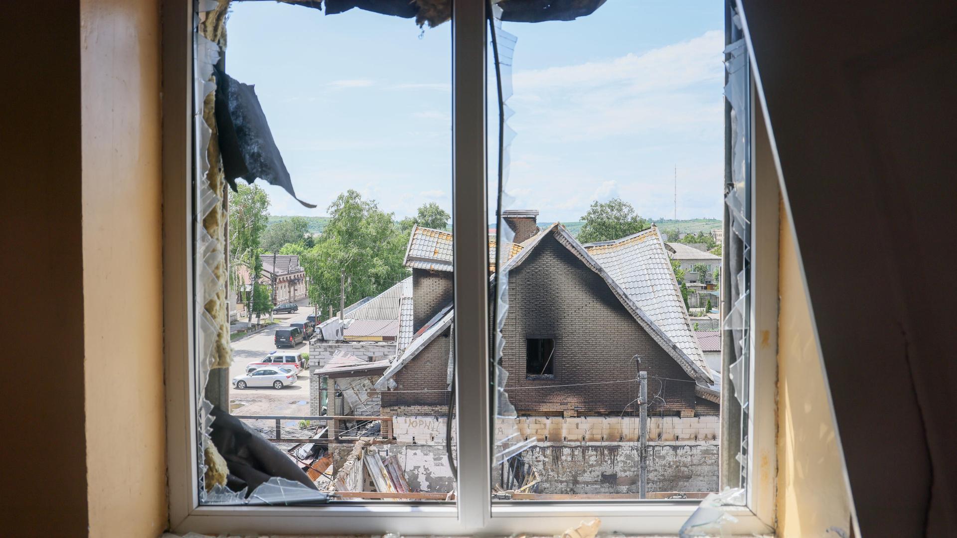 Blick auf die Ruinen des Berufskollegs Starobelsk und eines Studentenwohnheims, die bei einem Drohnenangriff in der russisch kontrollierten Region Luhansk beschädigt wurden.