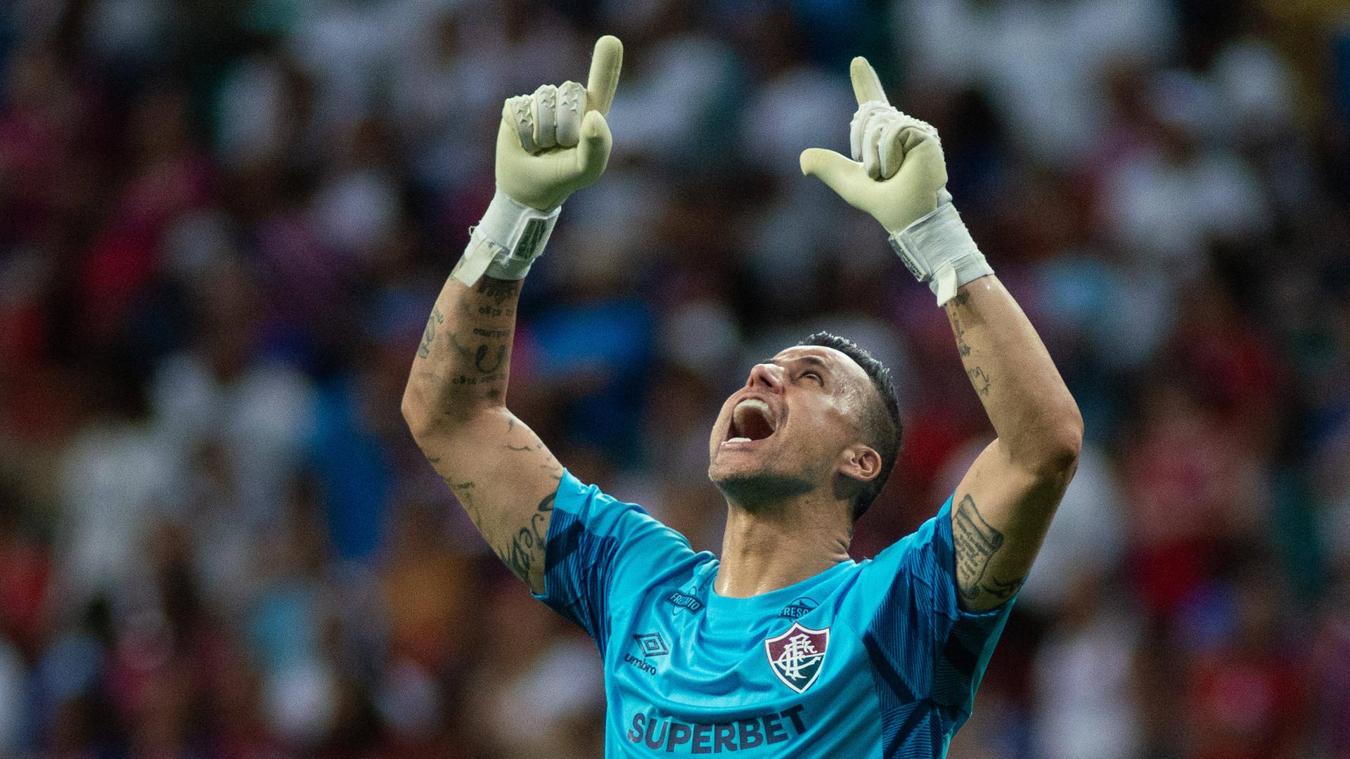 Fußball-Torwart Fábio reckt die Fingerspitzen in die Luft und schreit. Fußball-Torwart Fábio reckt die Fingerspitzen in die Luft und schreit.