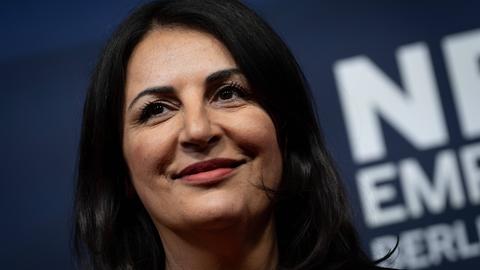 Porträt der Aktivistin und Journalistin Düzen Tekkal vor dunklem bläulichem Hintergrund