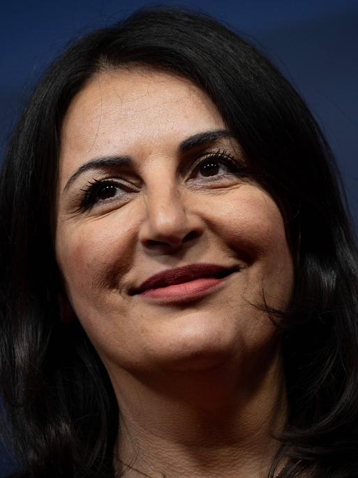 Porträt der Aktivistin und Journalistin Düzen Tekkal vor dunklem bläulichem Hintergrund