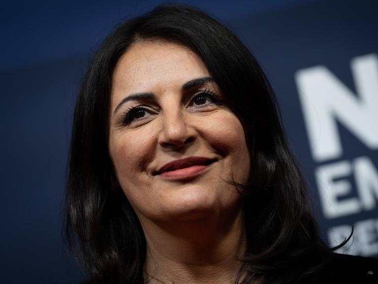 Porträt der Aktivistin und Journalistin Düzen Tekkal vor dunklem bläulichem Hintergrund