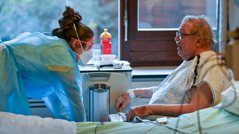 Ein Patient im Gepräch während einer Behandlung im Krankenhauszimmer (Symbolbild)
