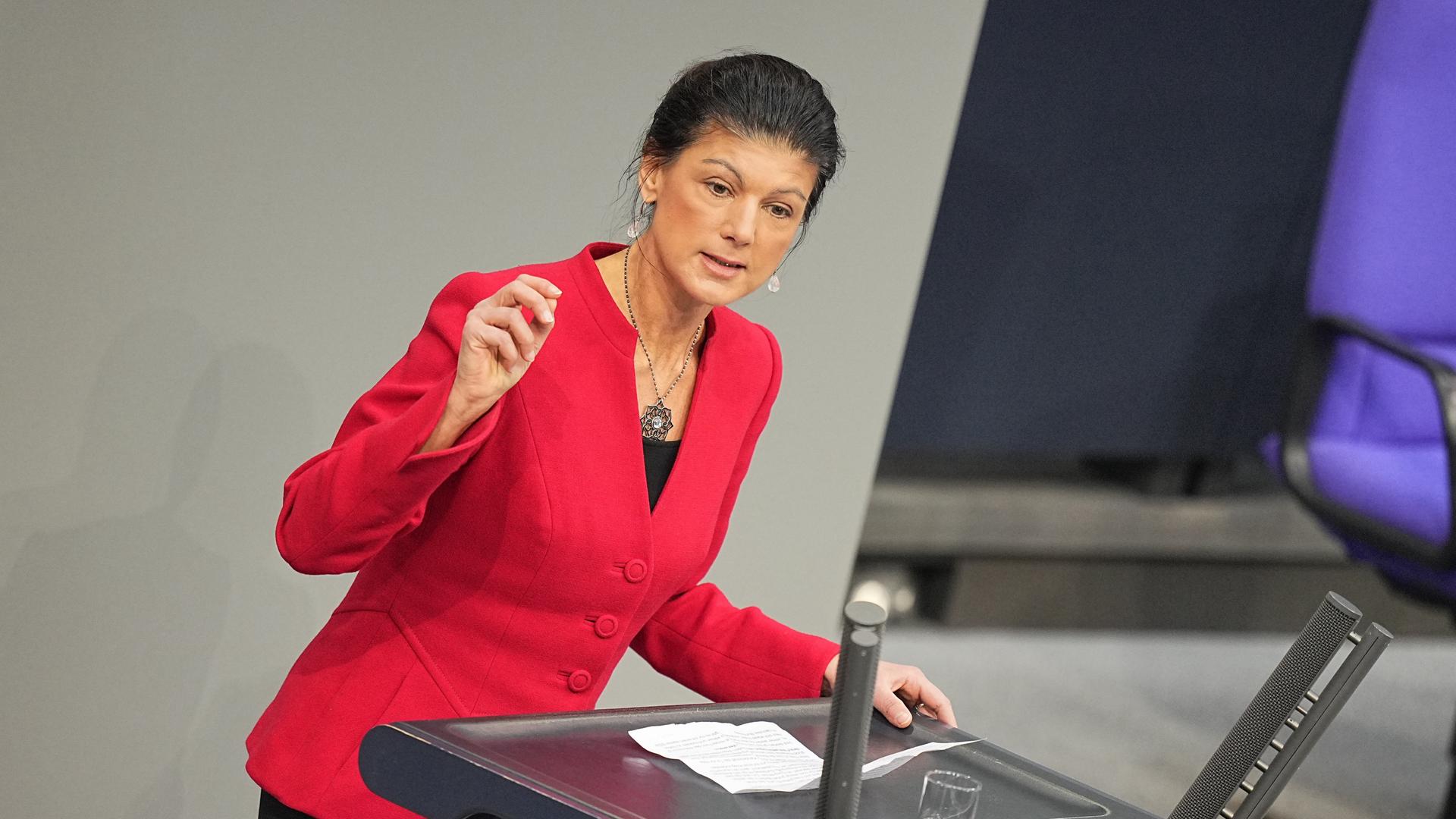 Sahra Wagenknecht, Bundesvorsitzende des Bündnis Sahra Wagenknecht (BSW), spricht im Bundestag.