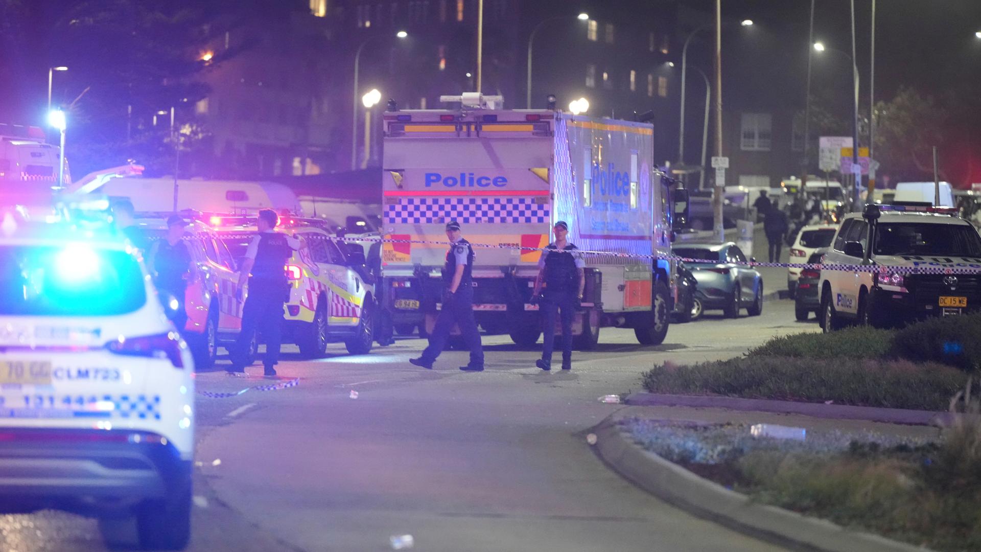 Das Foto zeigt Einsatzwagen und Polizisten nach dem Anschlag von Sydney. Das Foto zeigt Einsatzwagen und Polizisten nach dem Anschlag von Sydney.