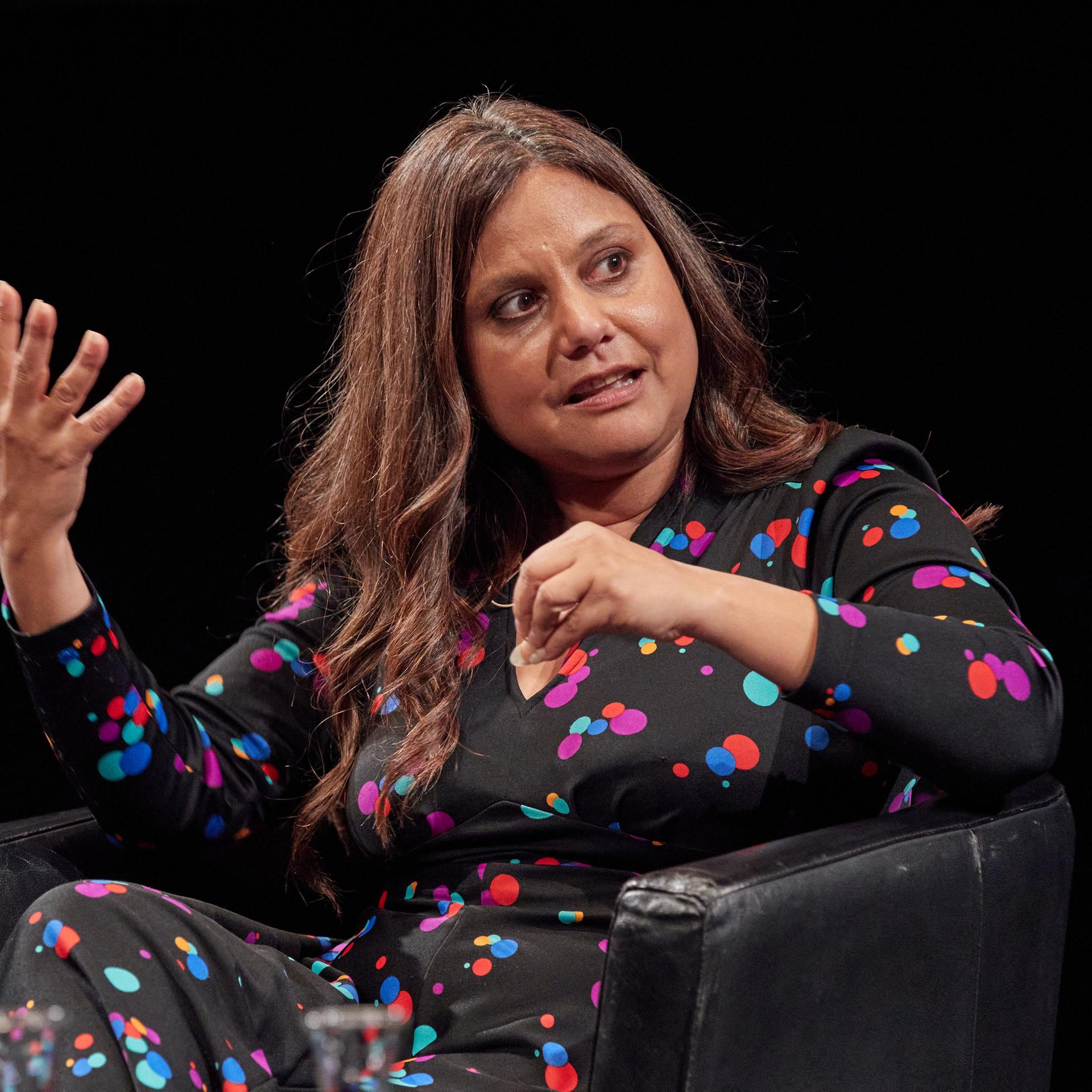 Mithu Sanyal, Schriftstellerin und Publizistin, sitzt auf der Bühne im Thalia Gaußstraße zum Projekt "Bücher meines Lebens" im Rahmen des Harbour Front Literaturfestivals.