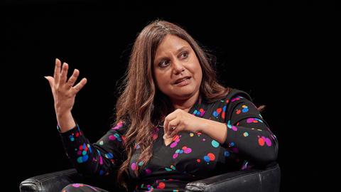 Mithu Sanyal, Schriftstellerin und Publizistin, sitzt auf der Bühne im Thalia Gaußstraße zum Projekt "Bücher meines Lebens" im Rahmen des Harbour Front Literaturfestivals.