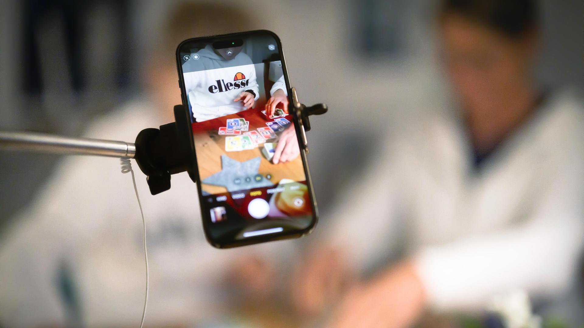 Influencer dokumentieren per Handy-Kamera ihr Familienleben Influencer dokumentieren per Handy-Kamera ihr Familienleben