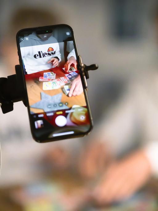 Influencer dokumentieren per Handy-Kamera ihr Familienleben