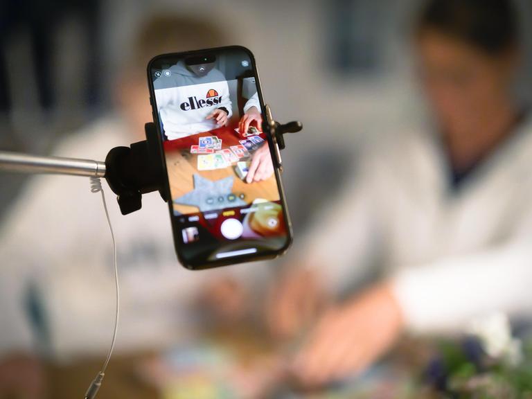 Influencer dokumentieren per Handy-Kamera ihr Familienleben