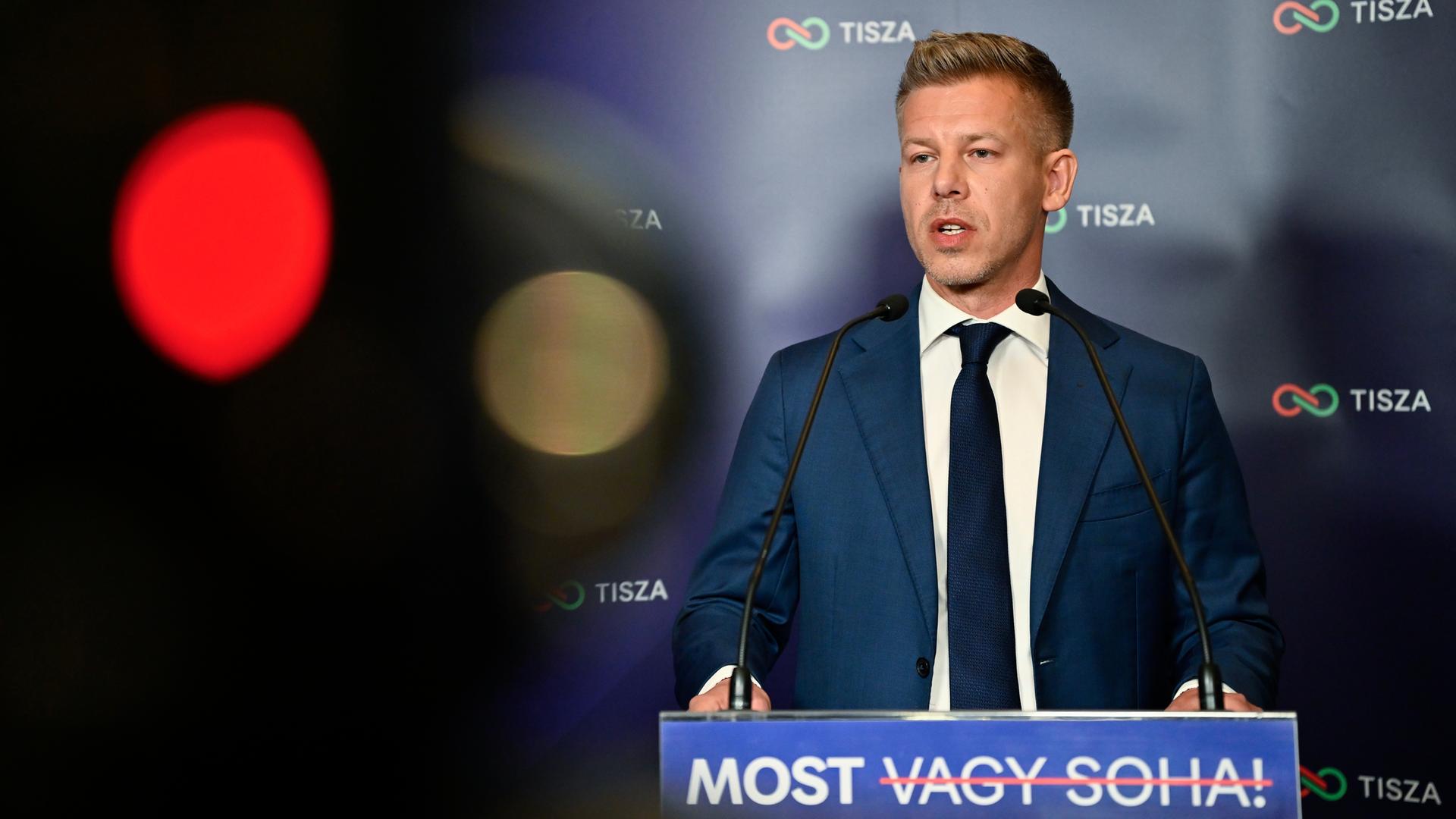 Péter Magyar, Vorsitzender der Oppositionspartei Tisza, spricht nach Schließung der Wahllokale in Ungarn zu den Medien. 
