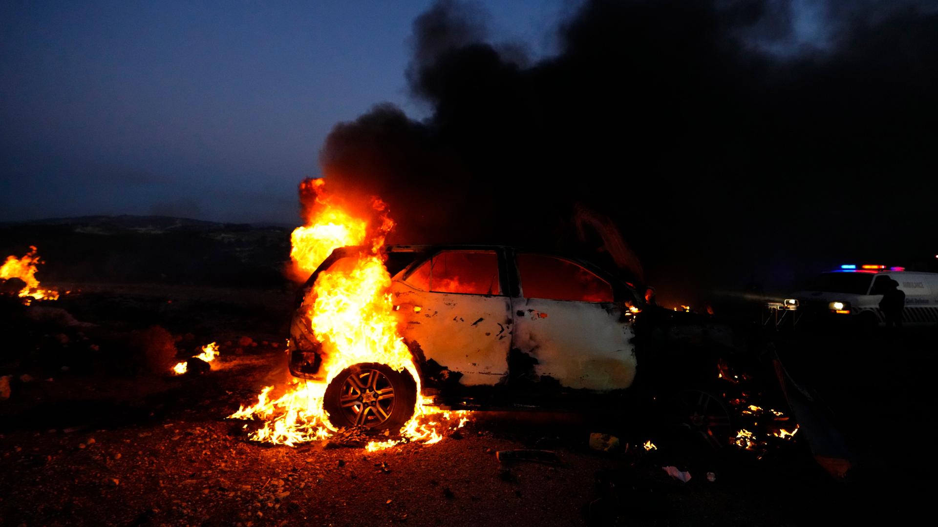 Libanon, Alma Al-Schaab: Ein Auto von Journalisten brennt, nachdem es bei israelischem Granatenbeschuss getroffen wurde. Libanon, Alma Al-Schaab: Ein Auto von Journalisten brennt, nachdem es bei israelischem Granatenbeschuss getroffen wurde.