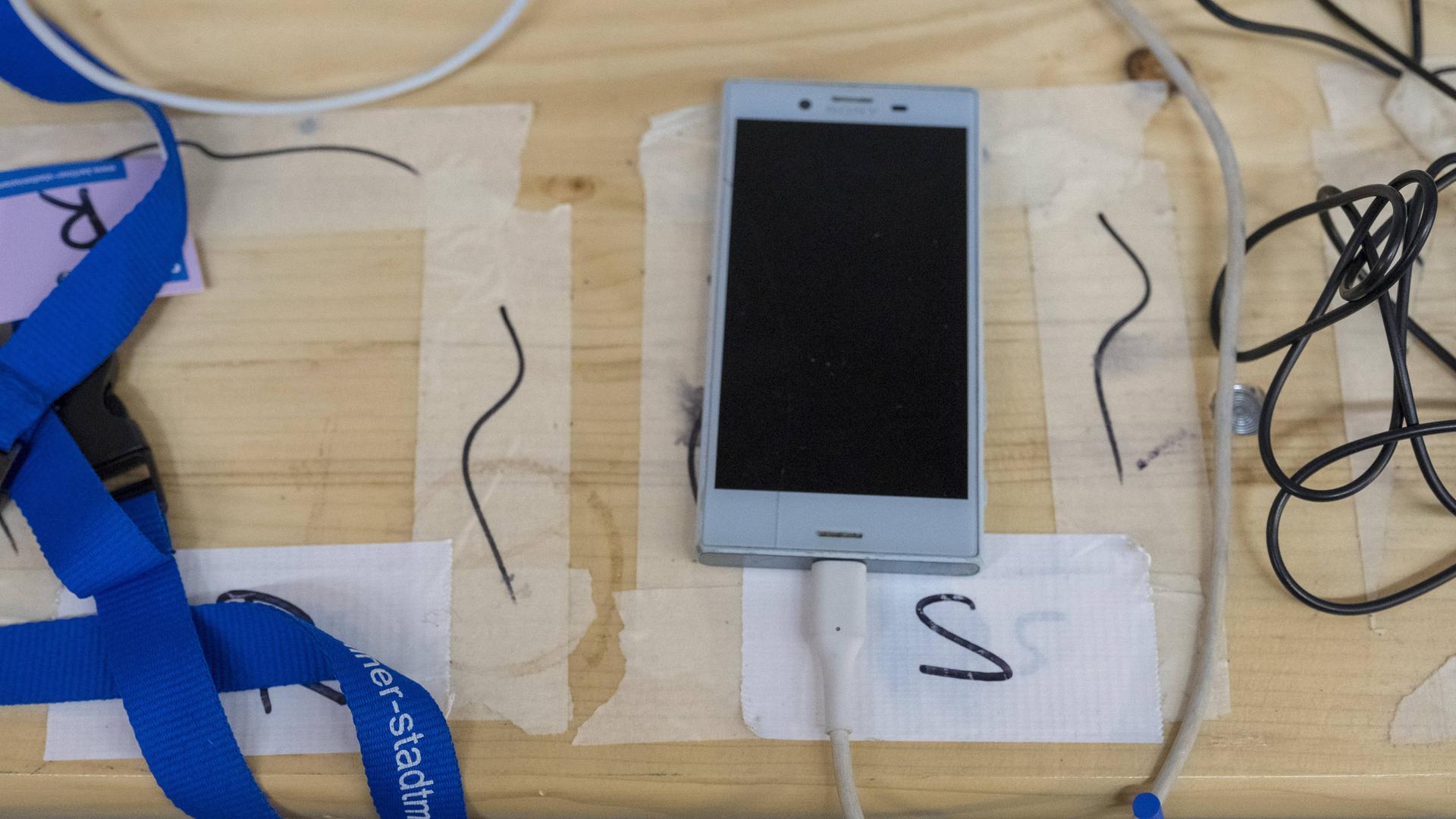 Ladestation für Smartphones in einer Obdachlosenunterkunft der Berliner Stadtmission in einer Traglufthalle am Gueterbahnhof in Berlin-Lichtenberg 