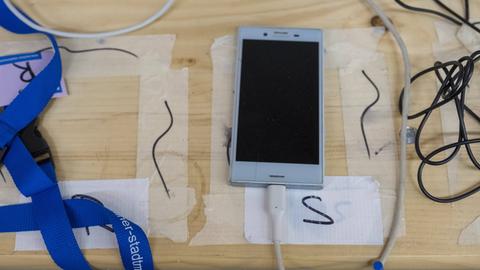 Ladestation für Smartphones in einer Obdachlosenunterkunft der Berliner Stadtmission in einer Traglufthalle am Gueterbahnhof in Berlin-Lichtenberg 