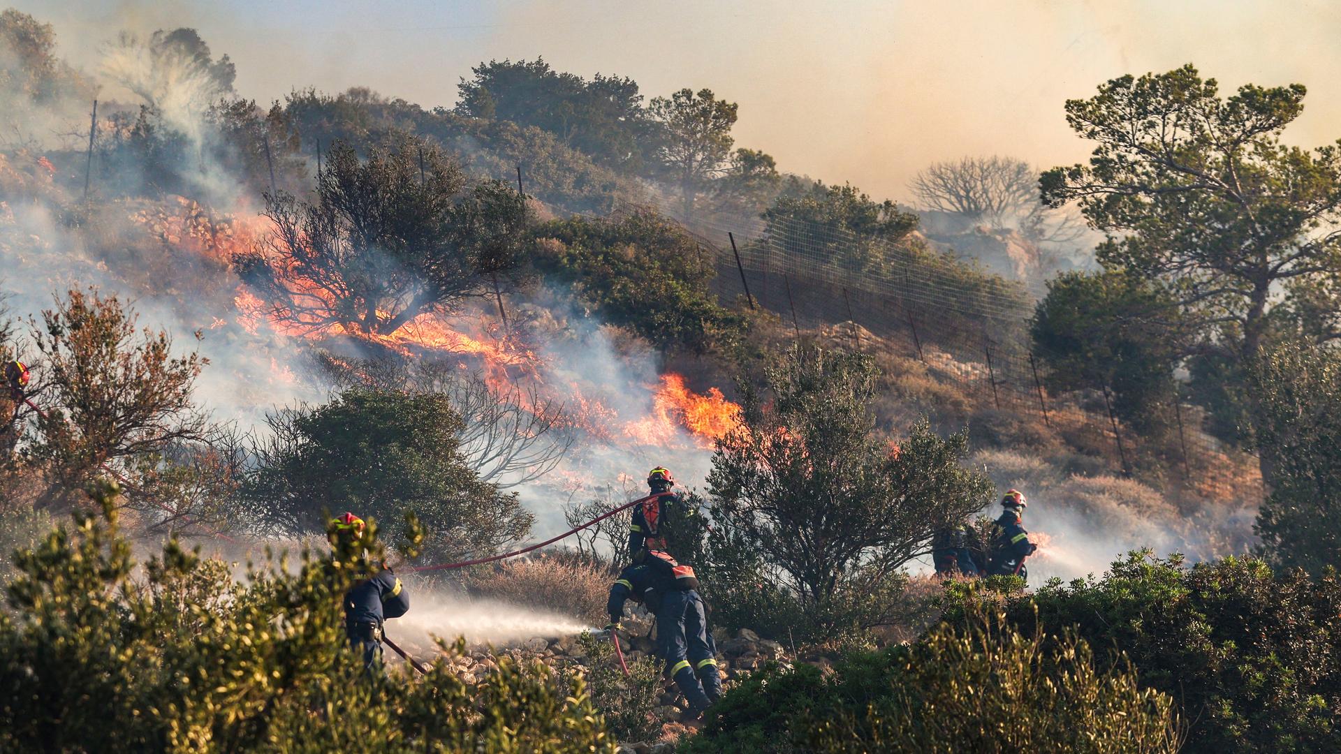 Feuerwehrmänner versuchen im Süden Kretas die Flammen zu löschen. Feuerwehrmänner versuchen im Süden Kretas die Flammen zu löschen.