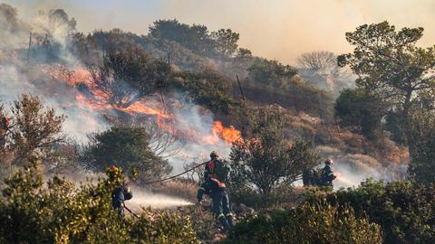Feuerwehrmänner versuchen im Süden Kretas die Flammen zu löschen.