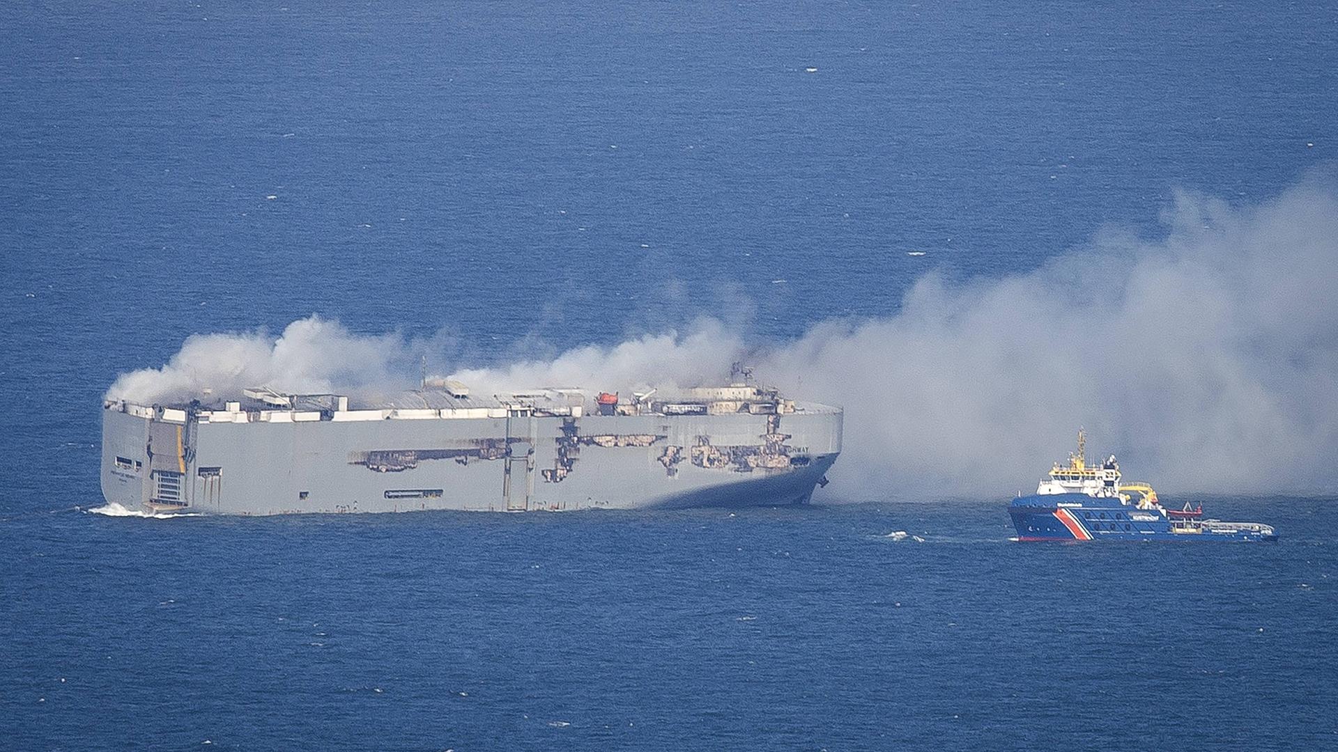 Vor der niederländischen Küste steht ein Frachter in Flammen und droht zu sinken. 