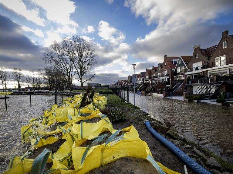 Hochwasser in der niederländischen Gemeinde Volendam im Januar 2024. An verschiedenen Stellen rund um das Markermeer wurden Sandsäcke aufgestellt, um die Deiche zu verstärken.