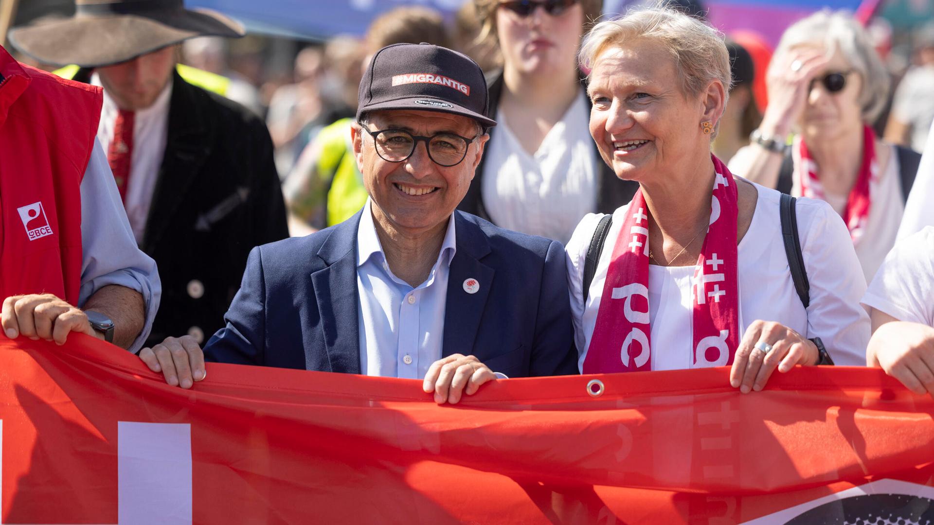 Die Vorsitzende des Rates der Evangelischen Kirche in Deutschland (EKD), Kirsten Fehrs, hält auf einer Kundgebung am 1.Mai 2025 mit anderen Vertretern aus Gewerkschaften, Kirche und Politik ein rotes Banner fest. Die Vorsitzende des Rates der Evangelischen Kirche in Deutschland (EKD), Kirsten Fehrs, hält auf einer Kundgebung am 1.Mai 2025 mit anderen Vertretern aus Gewerkschaften, Kirche und Politik ein rotes Banner fest.