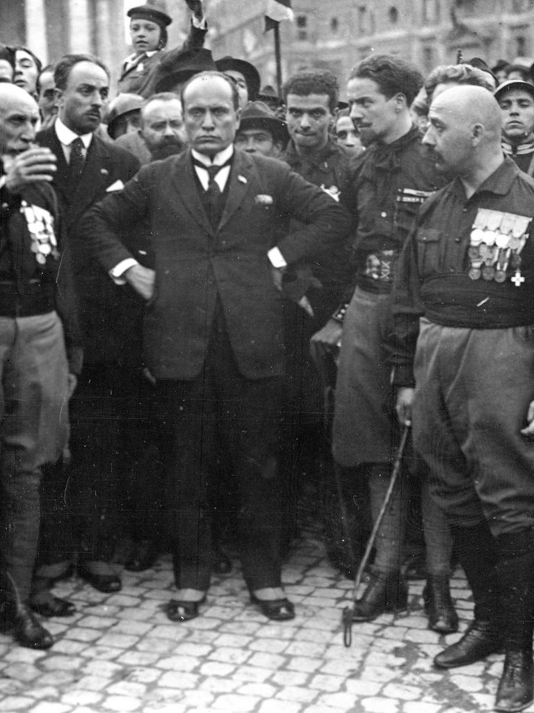 Der Führer der italienischen Faschisten, Benito Mussolini (M), posiert am 29. Oktober 1922 inmitten einiger seiner in schwarze Hemden gekleideter Gefolgsleute. Am Vortag, dem 28. Okotber 1922, waren rund 15000 faschistische "Schwarzhemden", die sich von dem geringen Widerstand der Bevölkerung überrascht zeigten, in Rom einmarschiert. Mit dem "Marsch auf Rom" erzwang Mussolini seine Ernennung zum Ministerpräsidenten.