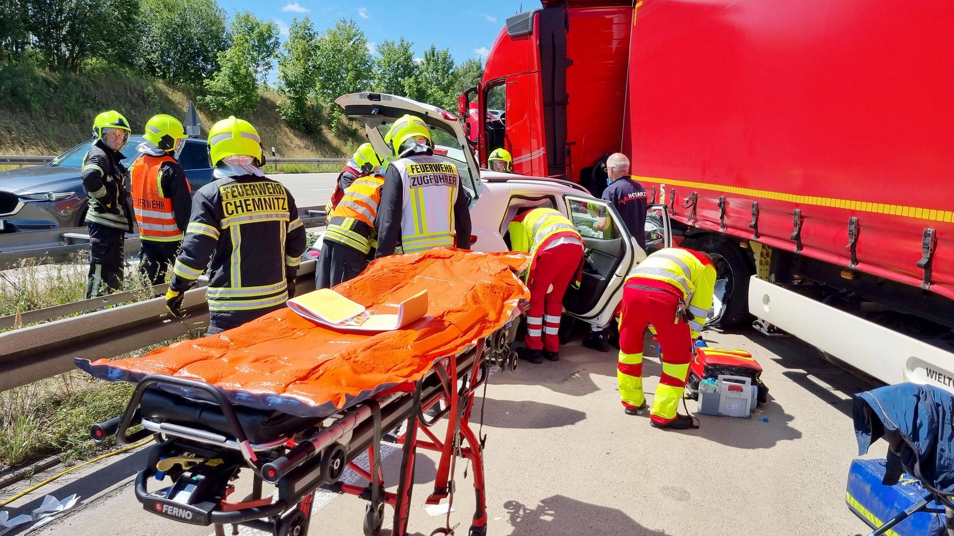 Rettungskräfte sind bei einem Verkehrsunfall auf der Autobahn 4 bei Chemnitz im Einsatz