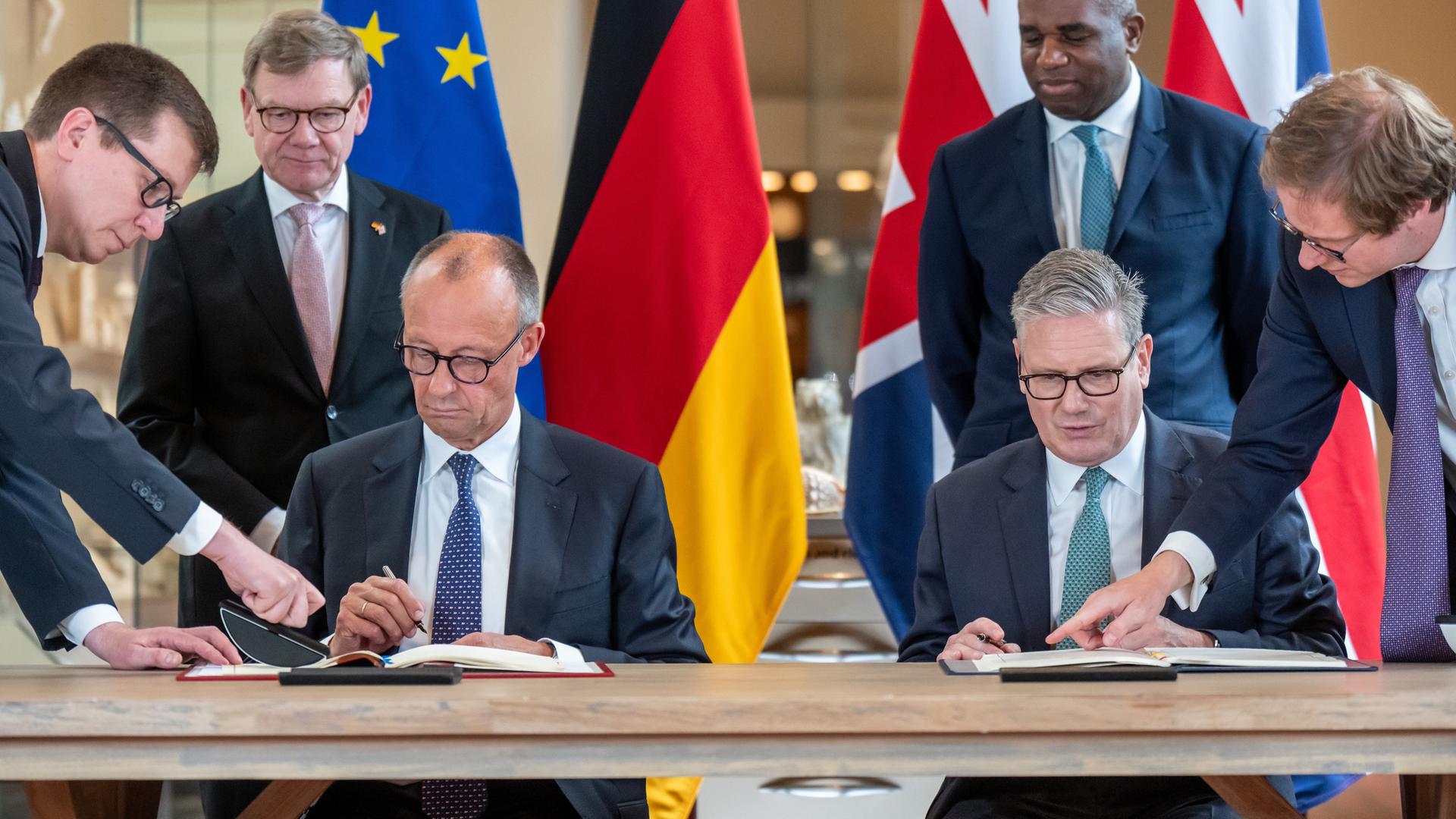 Bundeskanzler Friedrich Merz (Mittel, CDU) nimmt neben Keir Starmer (mitte r), Premierminister von Großbritannien an der Zeremonie zur Unterzeichnung eines neuen Freundschaftsvertrags teil. 