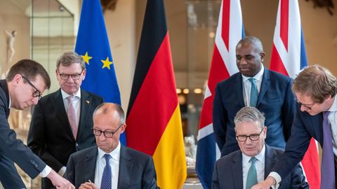 Bundeskanzler Friedrich Merz (Mittel, CDU) nimmt neben Keir Starmer (mitte r), Premierminister von Großbritannien an der Zeremonie zur Unterzeichnung eines neuen Freundschaftsvertrags teil. 