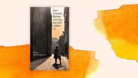 Das Cover von Gert Loschützs "Ballade vom Tag, der nicht vorüber ist", zeigt ein jüngere Frau in einem Mantel, die durch eine enge Großstadtgasse ein Fahrrad schiebt. Das Cover befindet sich auf einem Hintergrund mit verlaufenden Wasserfarben.