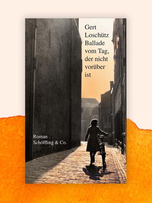 Das Cover von Gert Loschützs "Ballade vom Tag, der nicht vorüber ist", zeigt ein jüngere Frau in einem Mantel, die durch eine enge Großstadtgasse ein Fahrrad schiebt. Das Cover befindet sich auf einem Hintergrund mit verlaufenden Wasserfarben.