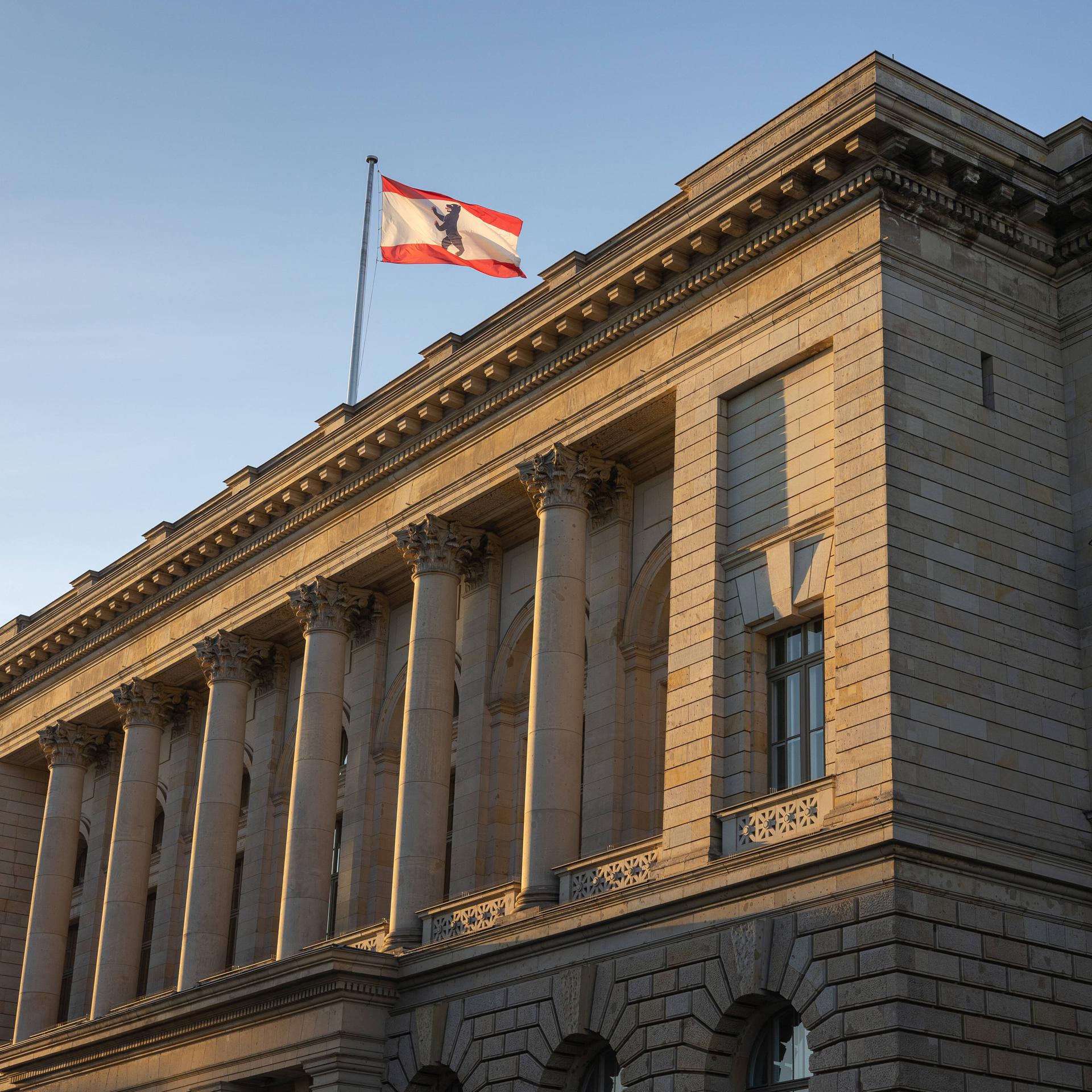 In den Umfragen zur Abgeordnetenhauswahl liegt die CDU derzeit mit 20 Prozent vorn, dicht gefolgt von der Linken mit 19 Prozent. Doch Grüne und SPD kommen dahinter auf 16 bzw. 15 Prozent.