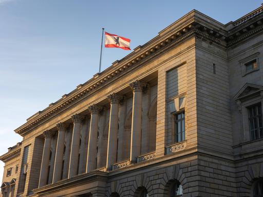 In den Umfragen zur Abgeordnetenhauswahl liegt die CDU derzeit mit 20 Prozent vorn, dicht gefolgt von der Linken mit 19 Prozent. Doch Grüne und SPD kommen dahinter auf 16 bzw. 15 Prozent.