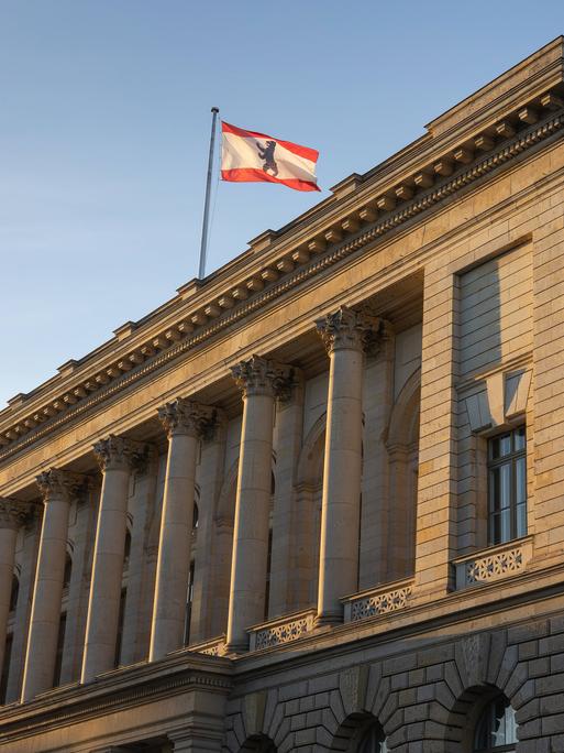 In den Umfragen zur Abgeordnetenhauswahl liegt die CDU derzeit mit 20 Prozent vorn, dicht gefolgt von der Linken mit 19 Prozent. Doch Grüne und SPD kommen dahinter auf 16 bzw. 15 Prozent.