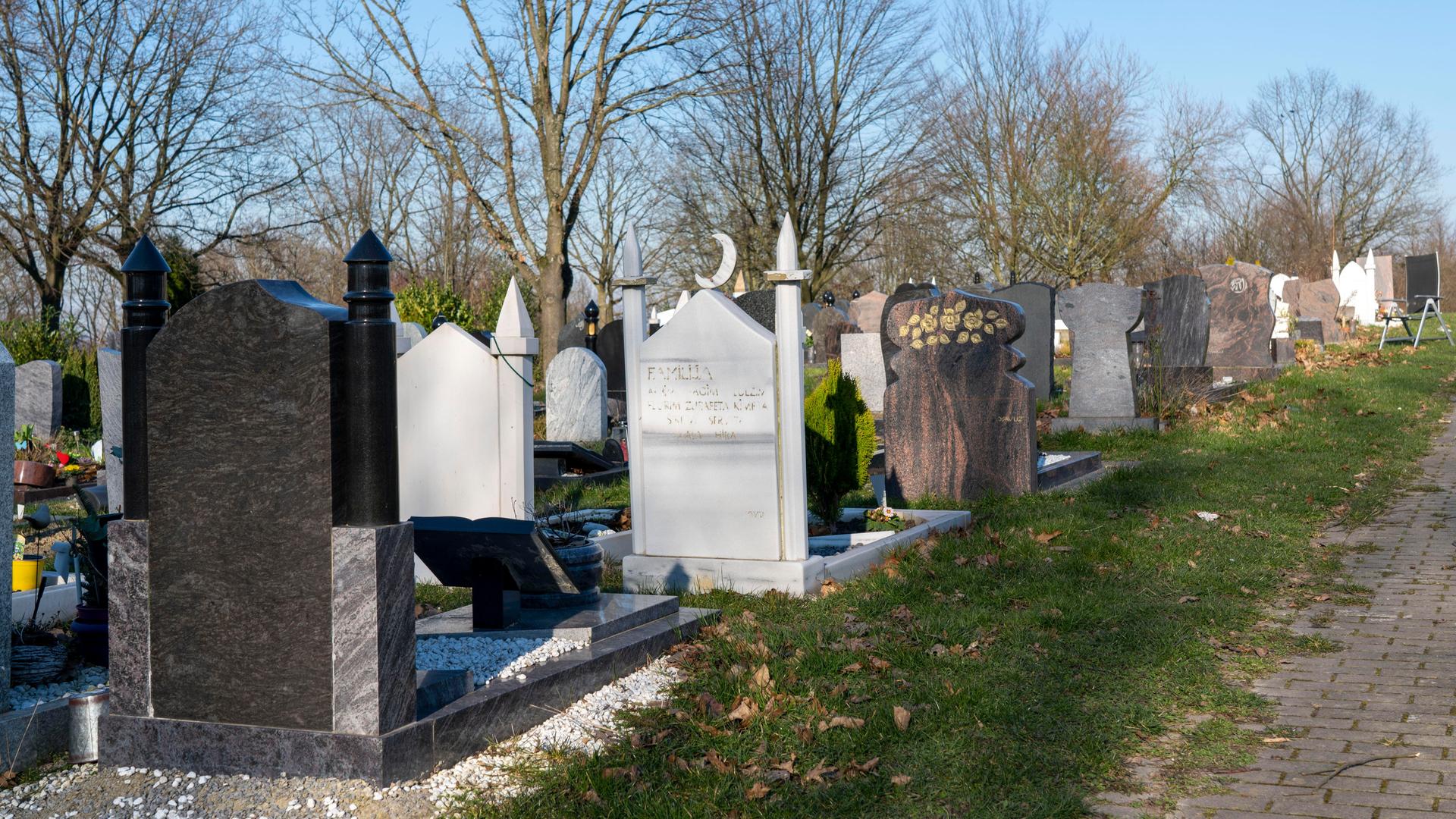 Islamische Bestattungsfelder auf dem Hallo-Friedhof in Essen-Stoppenberg. Islamische Bestattungsfelder auf dem Hallo-Friedhof in Essen-Stoppenberg.