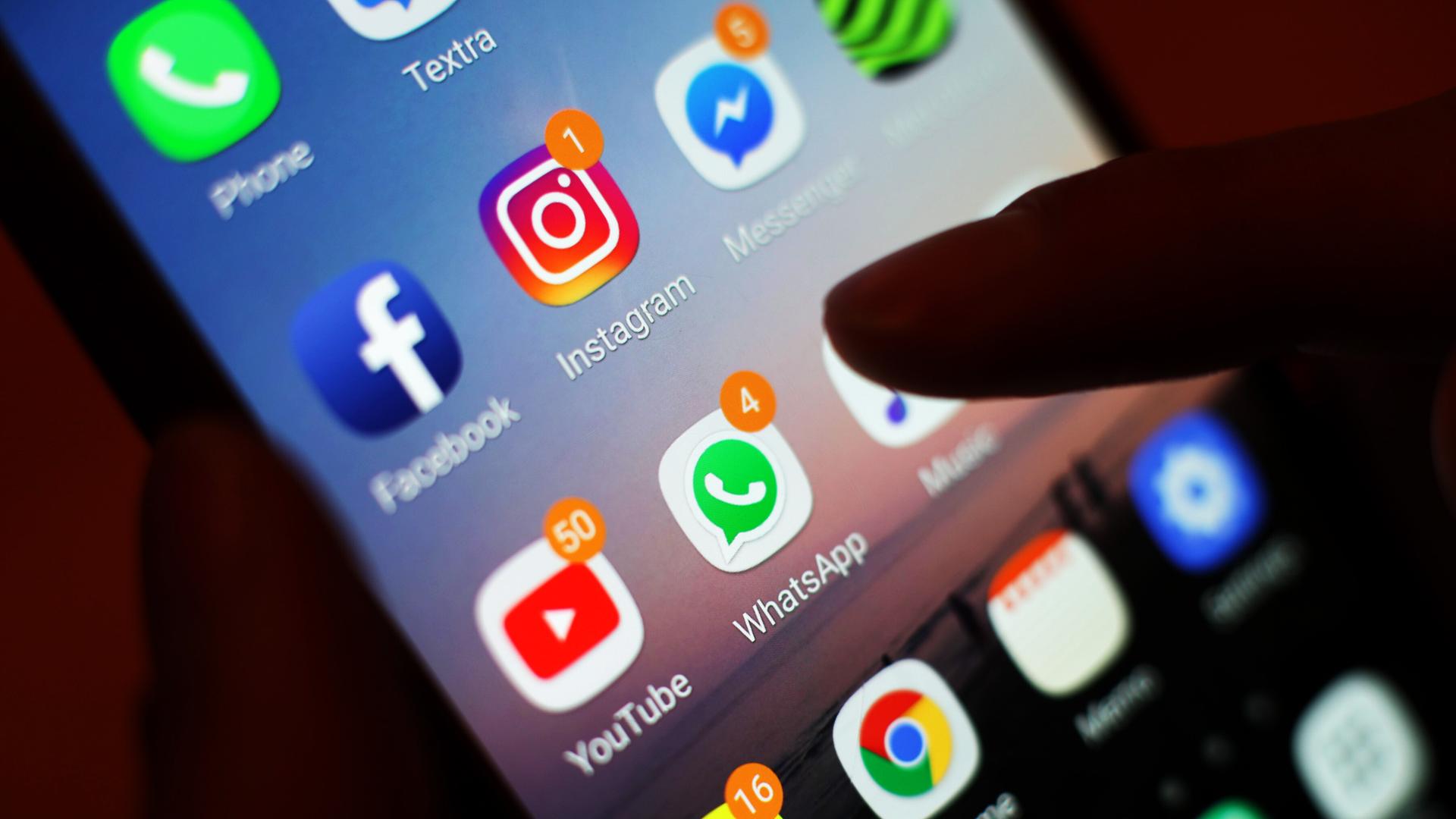 Mehrere Apps wie Facebook, Instagram und Youtube auf einem Smartphone.