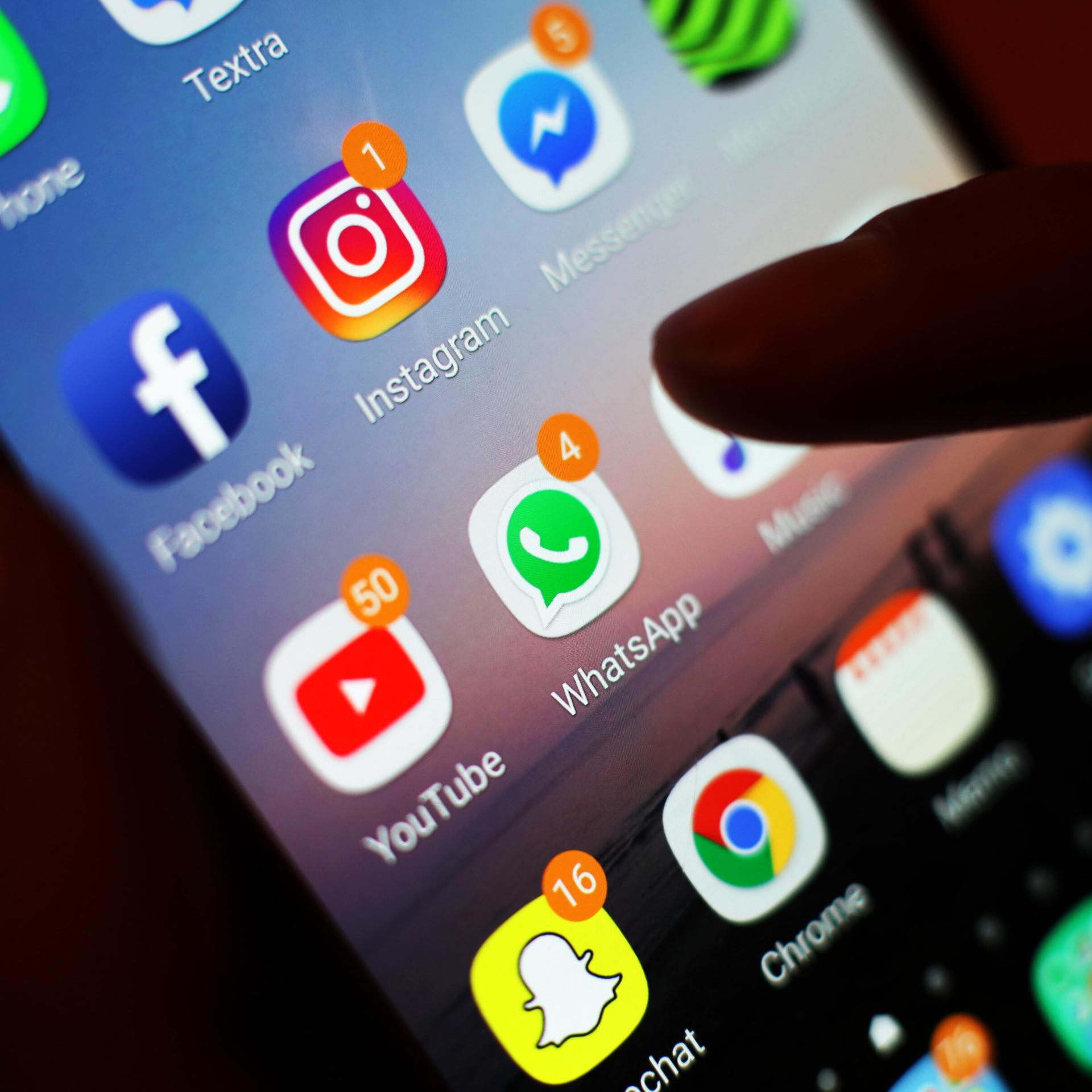 Mehrere Apps wie Facebook, Instagram und Youtube auf einem Smartphone.