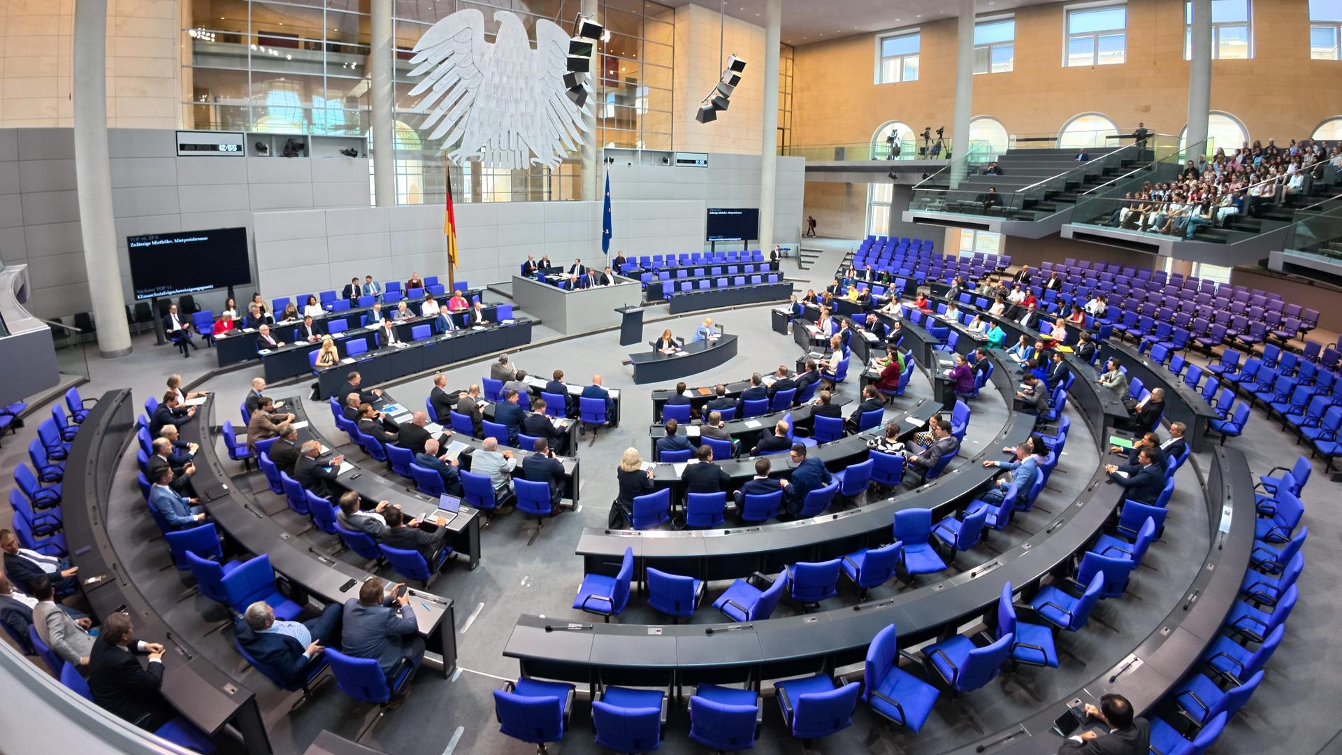 Abgeordnete der Fraktionen sitzen im Plenum während der Debatte über die Mietpreisbremse und zulässige Miethöhe. Abgeordnete der Fraktionen sitzen im Plenum während der Debatte über die Mietpreisbremse und zulässige Miethöhe.