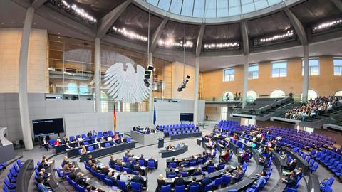 Abgeordnete der Fraktionen sitzen im Plenum während der Debatte über die Mietpreisbremse und zulässige Miethöhe.