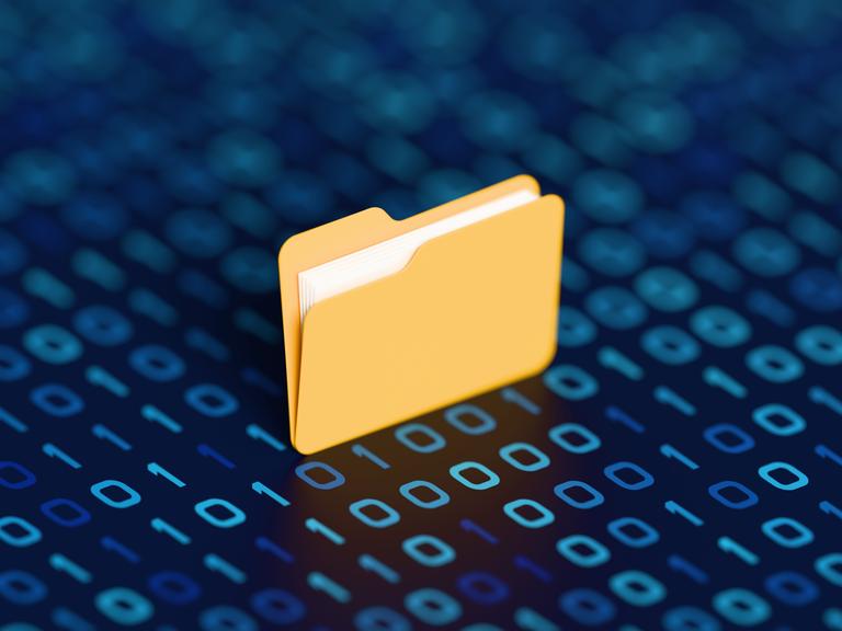 Ein gelber Ordner steht auf einem digitalen Bildschirm, der mit Binärcodes gefüllt ist.