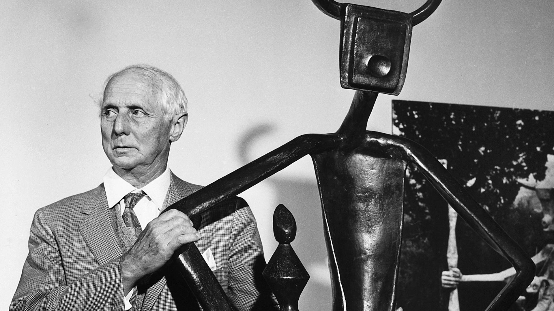 Der deutsche surrealistische Maler und Bildhauer Max Ernst im Museum of Modern Art in New York im Jahr 1961 neben seiner Bronzeskulptur "The King Playing with the Queen". Der deutsche surrealistische Maler und Bildhauer Max Ernst im Museum of Modern Art in New York im Jahr 1961 neben seiner Bronzeskulptur "The King Playing with the Queen".