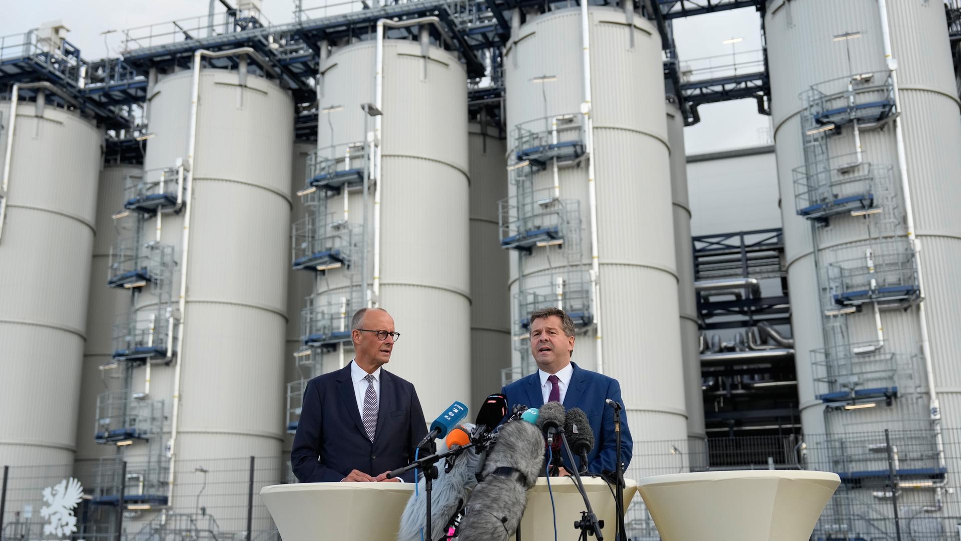 Friedrich Merz und Sven Schulze bei einem Pressetermin in einem Chemiewerk in Leuna