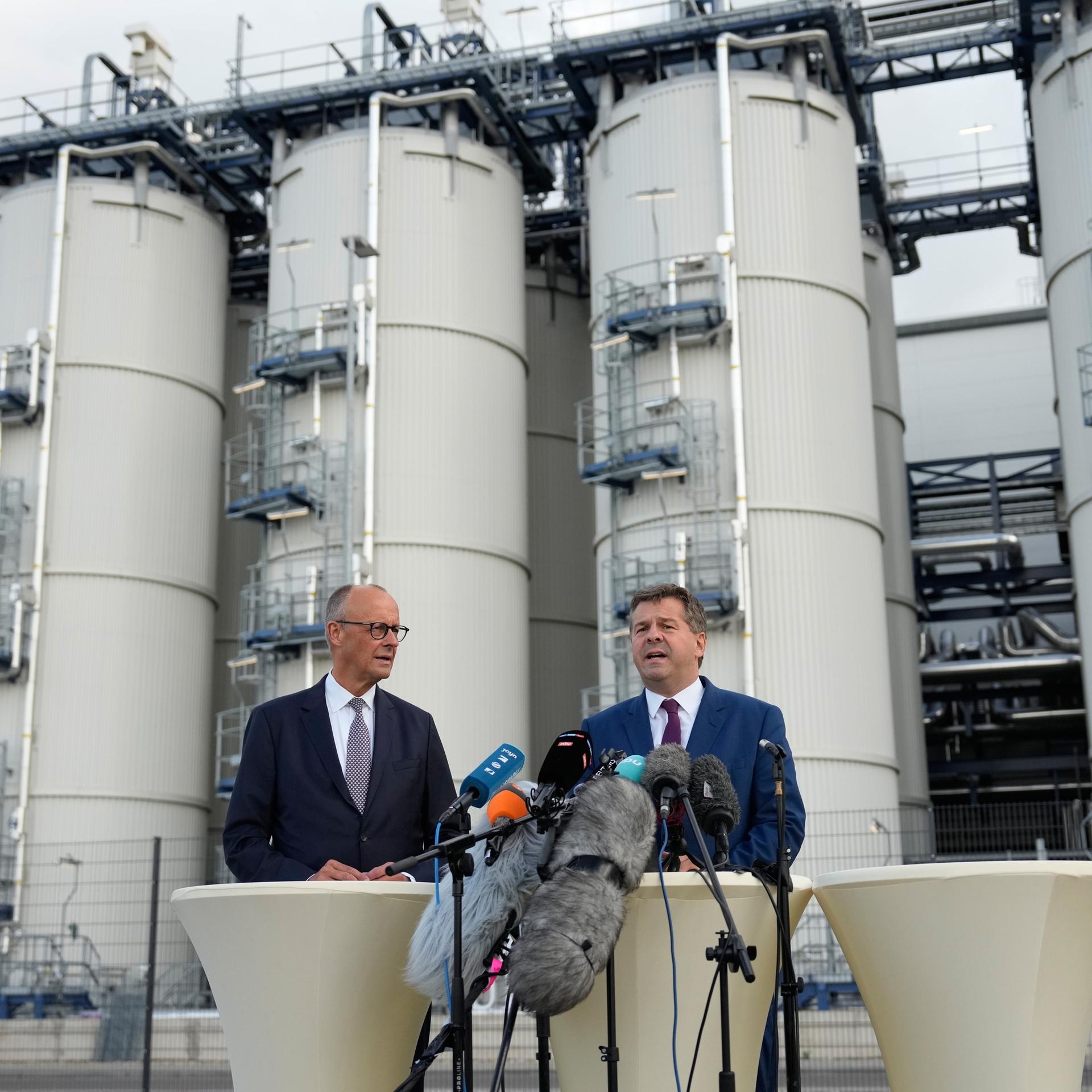 Friedrich Merz und Sven Schulze bei einem Pressetermin in einem Chemiewerk in Leuna