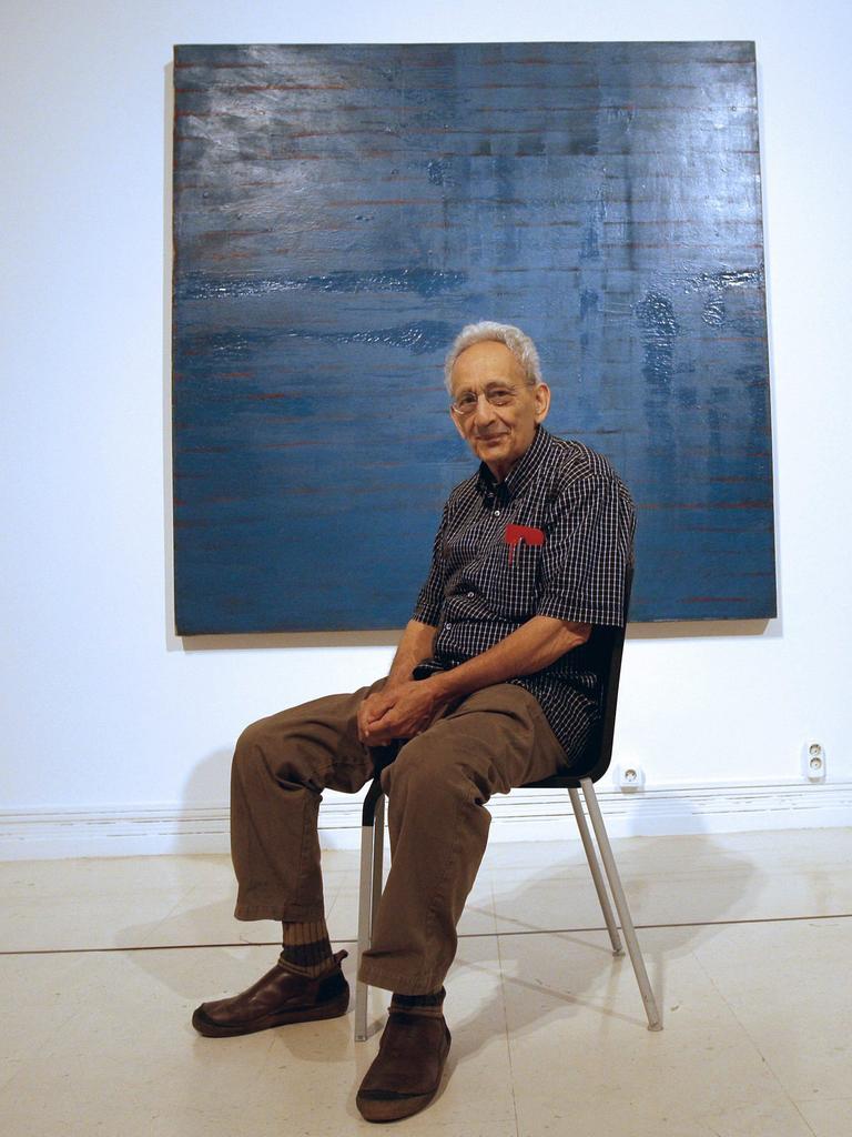 Der US-Künstler Frank Stella sitzt am 21. September 2009 vor einem seiner Gemälde im Modern Art Institute (IVAM) in Valencia, Spanien