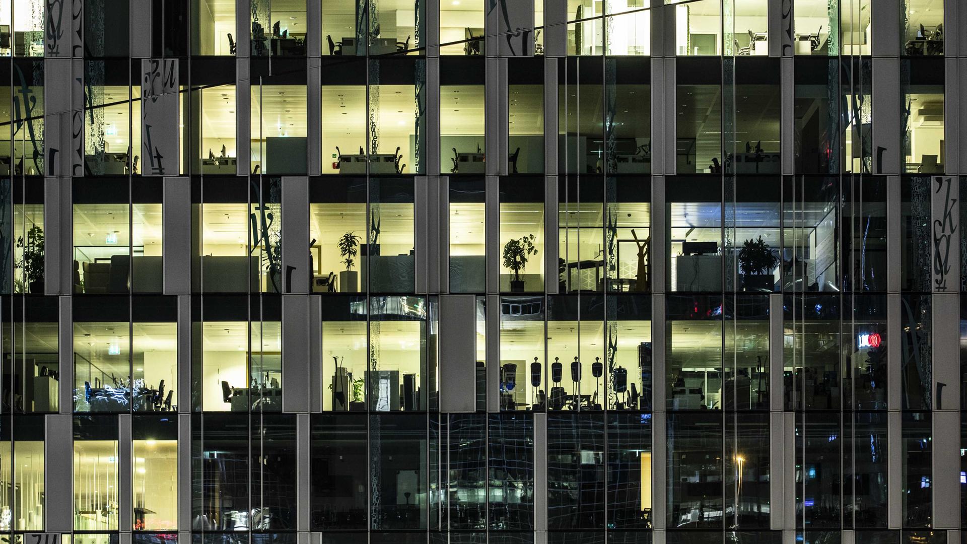 Blick auf ein hell beleuchtetes Bürogebäude 