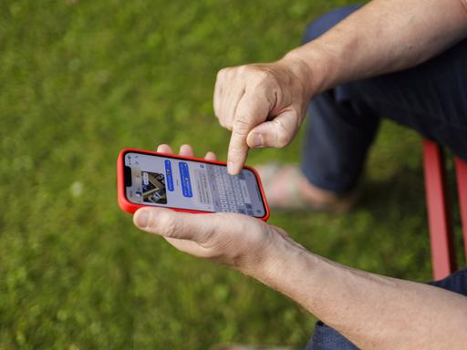Ein Mann verschickt auf einem Smartphone eine Chatnachricht