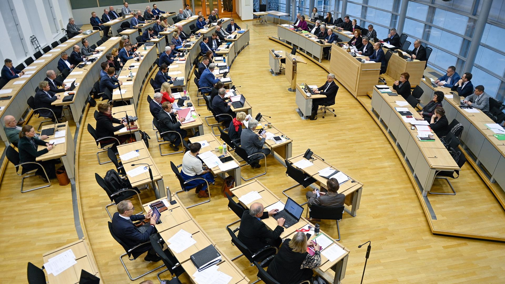 Abgeordnete sitzen im Plenarsaal des Landtages von Sachsen-Anhalt.