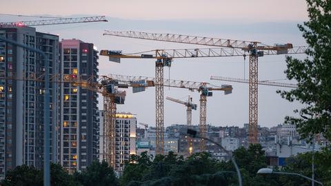 Turmdrehkräne stehen auf einer Baustelle in Belgrad.