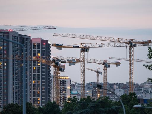 Turmdrehkräne stehen auf einer Baustelle in Belgrad.